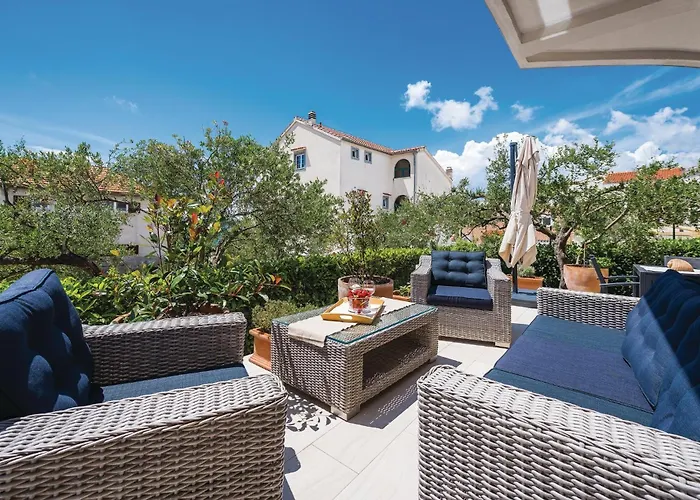 Lovely Home In Brodarica With Jacuzzi Vikendica