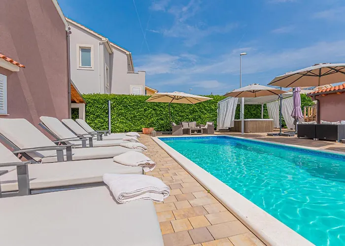 Lovely Home In Brodarica With Jacuzzi Дом отдыха *