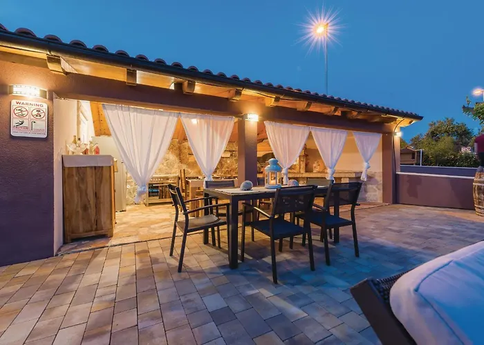 Vikendica Lovely Home In Brodarica With Jacuzzi *