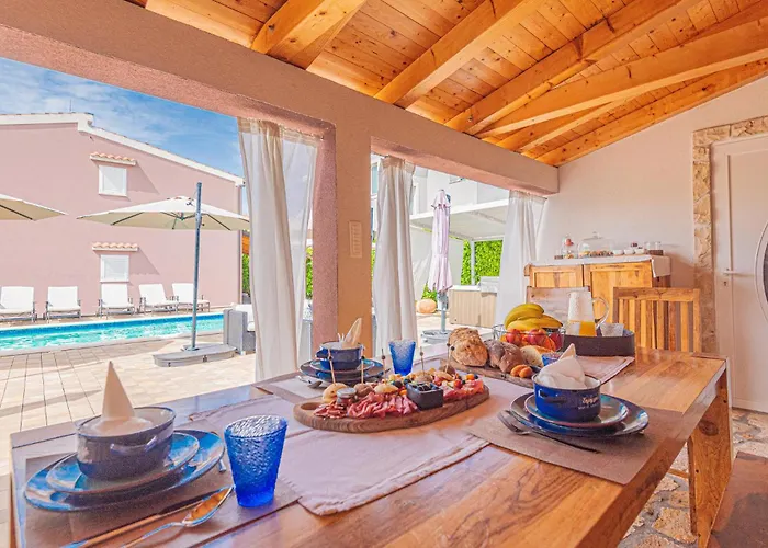 Lovely Home In Brodarica With Jacuzzi *